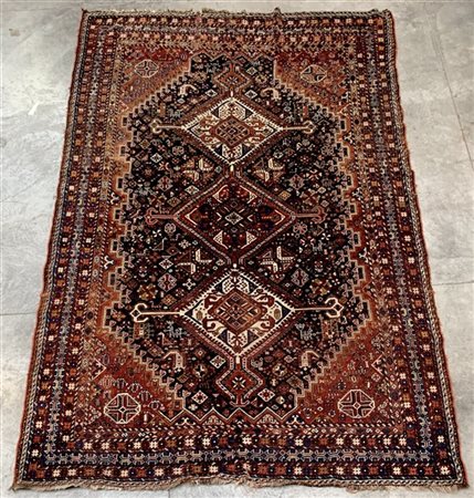 Tappeto Qashqai, Persia, fine secolo XIX, decoro con tre medaglioni romboidali