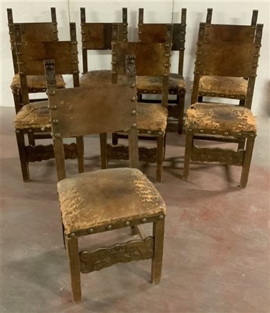Gruppo di otto seggioloni in legno con sedute in pelle decorate a borchie, mont