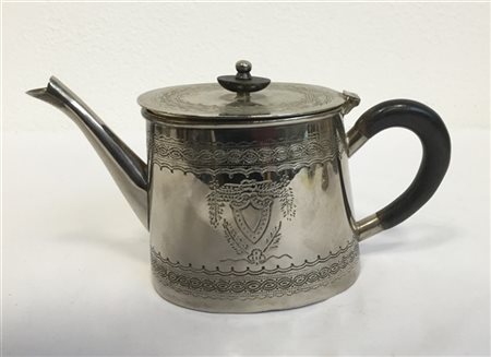Teiera in Sheiffield decorata con incisioni. Manico e presa del coperchio in le
