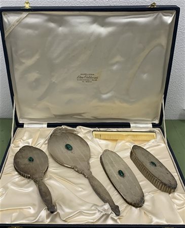 Servizio da toilette in argento inciso a volute con cabochon in malachite compo