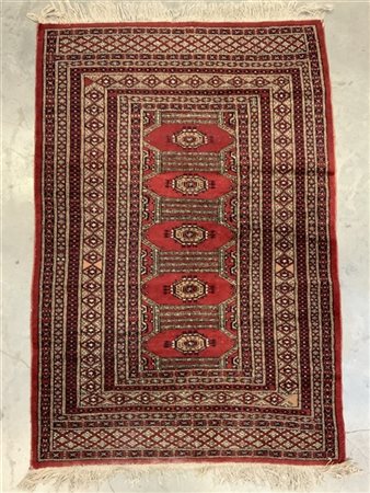 Tappeto Boukhara, Pakistan, a fondo rosso, secolo XX (cm 150x101) (difetti)