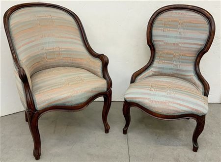 Lotto composto da una poltrona e una seggiola con braccioli e gambe scanalate,