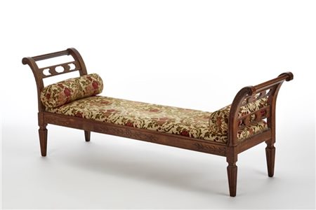 Panca in legno intagliato a motivi fogliacei con braccioli a giorno, seduta e c