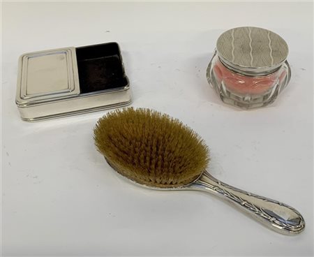 Lotto composto da: una spazzola cesellata a volute con punzoni inglesi, un port