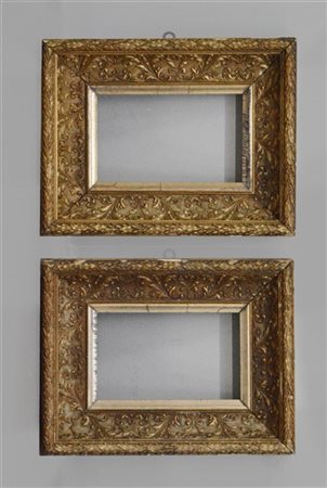 Coppia di cornici in legno e pastiglia dorata con decori a motivi fogliacei. Fi