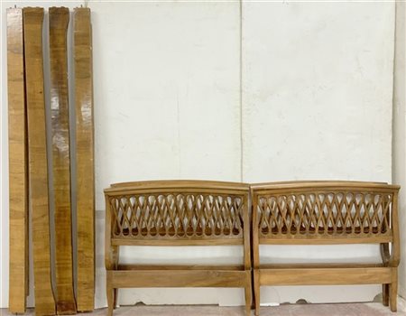 Coppia di lettini ad una piazza con testata e pediera decorati a listelli incro