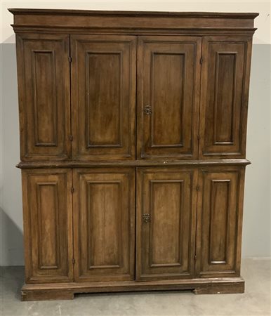 Antico mobile da sacrestia a due corpi a quattro ante con fronte e fianchi pann