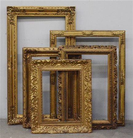 Gruppo di cinque cornici in legno intagliato e dorato e pastiglia, misure diffe