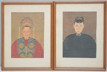 Coppia di ritratti di antenati a inchiostro e colore su seta, in cornice (cm 30