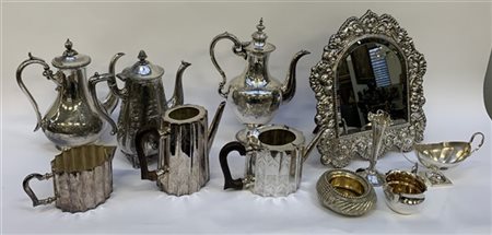 Cartone contenente numerosi oggetti di varie forme in metallo argentato (difett