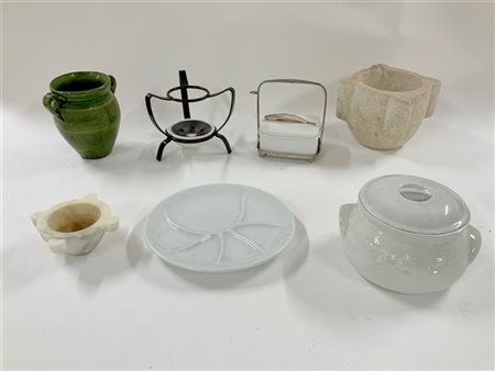 Cartone contenente due mortai in marmo, un vaso in terracotta smaltata, un forn