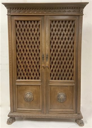 Armadio neorinascimentale a due ante decorate a listelli. Fasce e montanti inta