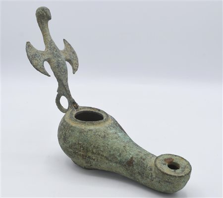 LUCERNA DATAZIONE: IX-XII sec. d. C. MATERIA E TECNICA: bronzo fuso e...