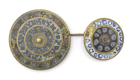 DUE FIBULE ROMANE DATAZIONE: II-IV sec. d. C MATERIA E TECNICA: bronzo fuso e...