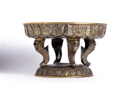 Alzata in metallo parzialmente dorato, finemente inciso e sbalzato, di gusto orientale