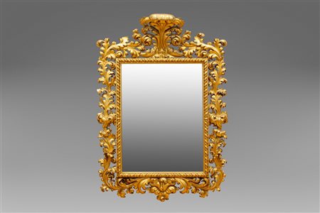 Grande specchiera in legno riccamente intagliato e dorato, secolo XIX