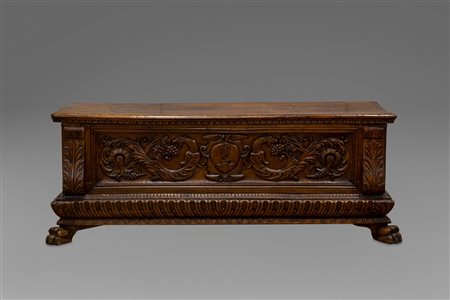 Bella cassapanca in noce riccamente intagliata, baccellata, con stemma sul fronte e zampe leonine, secolo XVI 