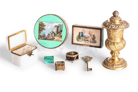 Lotto composto da 8 oggetti diversi e due miniature