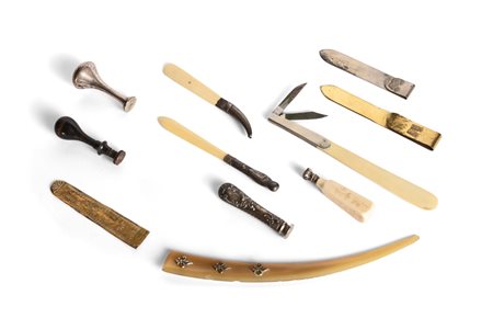 Lotto composto da quattro sigilli e sette tagliacarte di materiali diversi, alcuni in argento