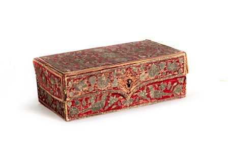 Scrigno rivestito in velluto rosso ricamato a filo d'argento, Medio Oriente, secolo XVIII