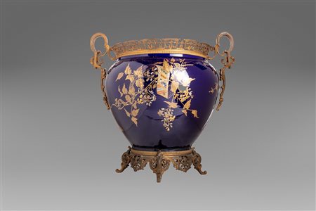 Grande vaso in ceramica blu con applicazioni in bronzo, fine XIX - inizi XX secolo