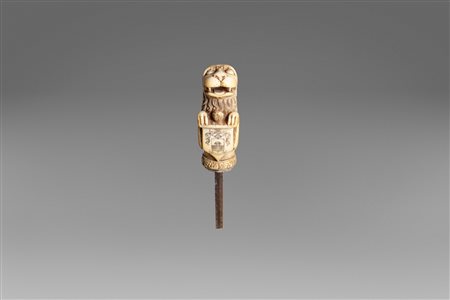 Antica impugnatura da bastone in avorio raffigurante leone con stemma nobiliare