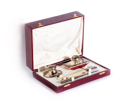 Due servizi da scrittura in argento, con scatola in pelle, secolo XX