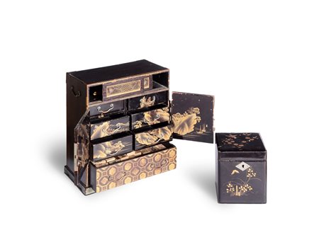 Mobiletto in lacca nera con decorazioni geometriche in oro, Giappone periodo Meiji; e scatola rettangolare in lacca nera e decorazioni in oro, Giappone circa 1920