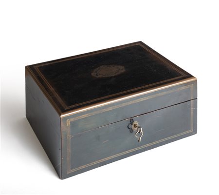 Set da viaggio ebanizzato nero con profili in ottone, all'interno flaconi in cristallo e argento