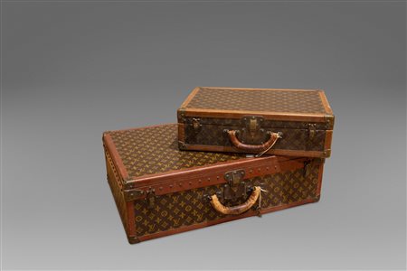 Louis Vuitton - Set di due valigie di misure diverse in pelle logata, interno in tela con scomparti removibili (la più grande), finiture in pelle con dettagli in ottone, con chiavi