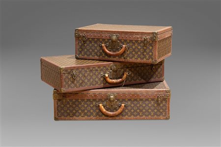 Louis Vuitton - Set di tre valigie in pelle logata di misure diverse, interno in tela con scomparti removibili (la più grande e la più piccola), finiture in pelle con dettagli in ottone, con chiavi