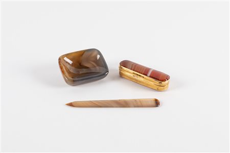 Lotto di tre piccoli oggetti in corniola