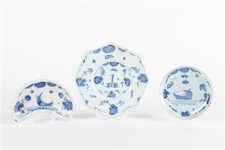 Tre piattini in ceramica bianca e blu