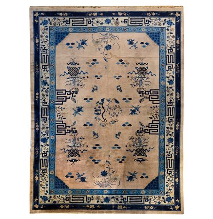 Tappeto bianco e blu con motivi floreali, Cina secolo XX