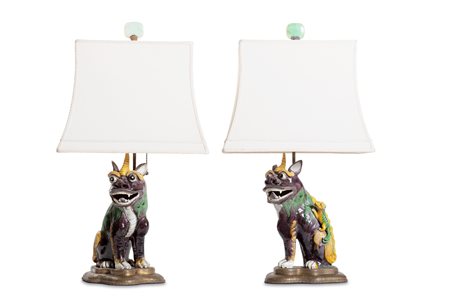 Coppia di leoni fantastici in porcellana policroma, montati a lume, Cina secolo XIX, dinastia Qing
