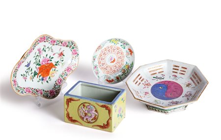 Lotto composto da due alzatine, un piattino e un contenitore in porcellana policroma