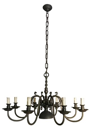 LAMPADARIO in ottone brunito a 8 fiamme piu' luce centrale sostenuto da...