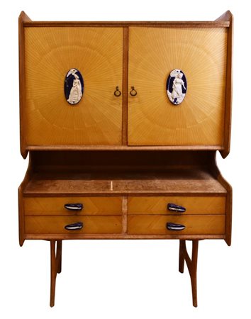 CREDENZA ANNI '50 in legno biondo con maniglie e placche in ceramica di...