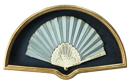 VENTAGLIO in stoffa Europa, ultimo quarto XIX secolo cm 24x34 Lievi difetti