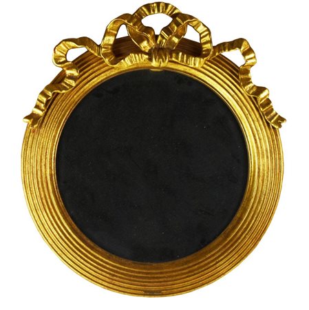 SPECCHIO in legno dorato sormontato da fiocco in legno scolpito e dorato....