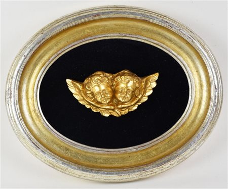 COPPIA DI CHERUBINI in legno scolpito e dorato entro cornice meccata, cm 14x7