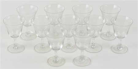 LOTTO DI 11 BICCHIERI DA CHERRY in vetro con decorazione incisa a motivi...