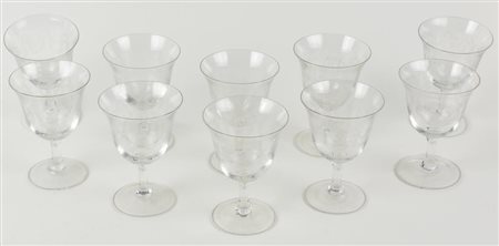 LOTTO DI 10 BICCHIERI DA VINO in vetro con decorazione incisa a motivi...