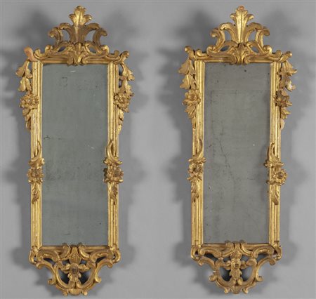 Coppia di specchierine in legno intagliato e 