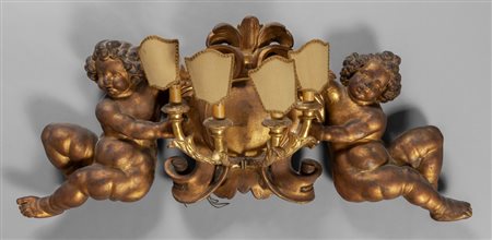 Due putti che sorreggono uno stemma, fregio Luigi 