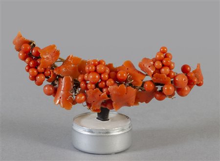 Tralci d'uva, spilla in corallo, 