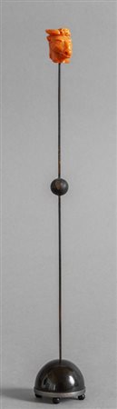 Testa di toro, frammento in corallo, 