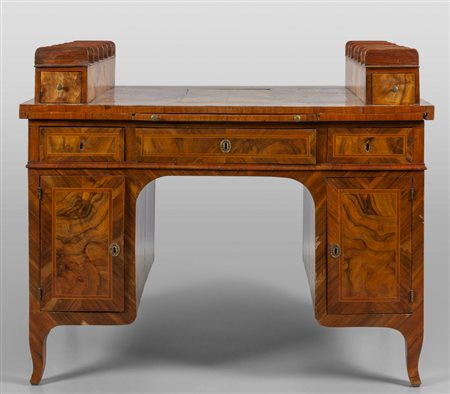 Scrivania da centro Luigi XV lastronata in radica 