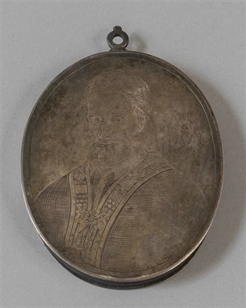 Reliquario in argento inciso con raffigurazione 
