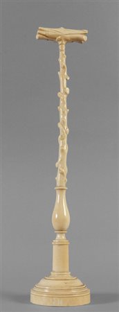 Trespolo portapappagallo in avorio finemente 